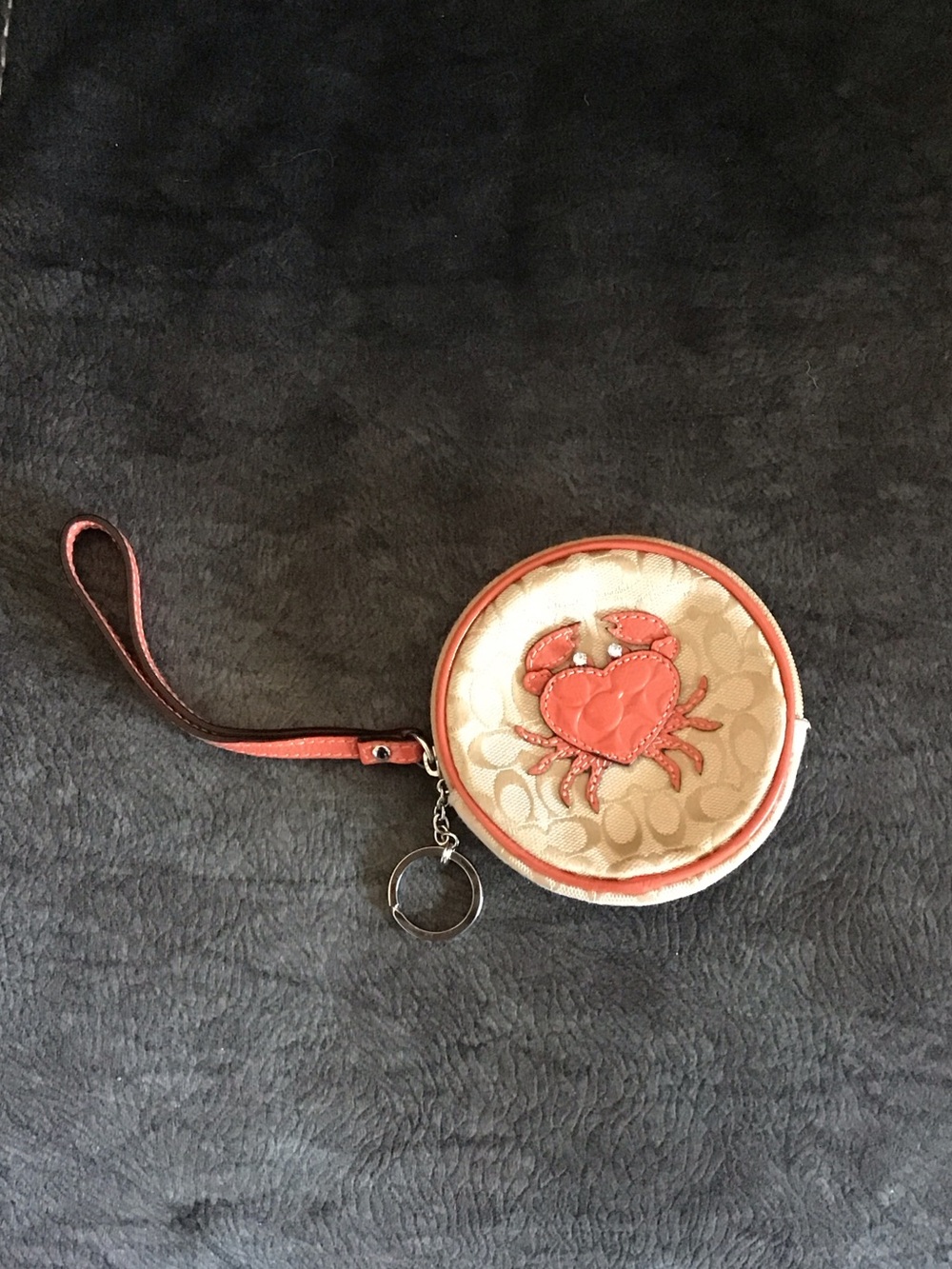 Coach Beige Signature Round Wristlet/Coin  Crab Coral Trim EUC (B)